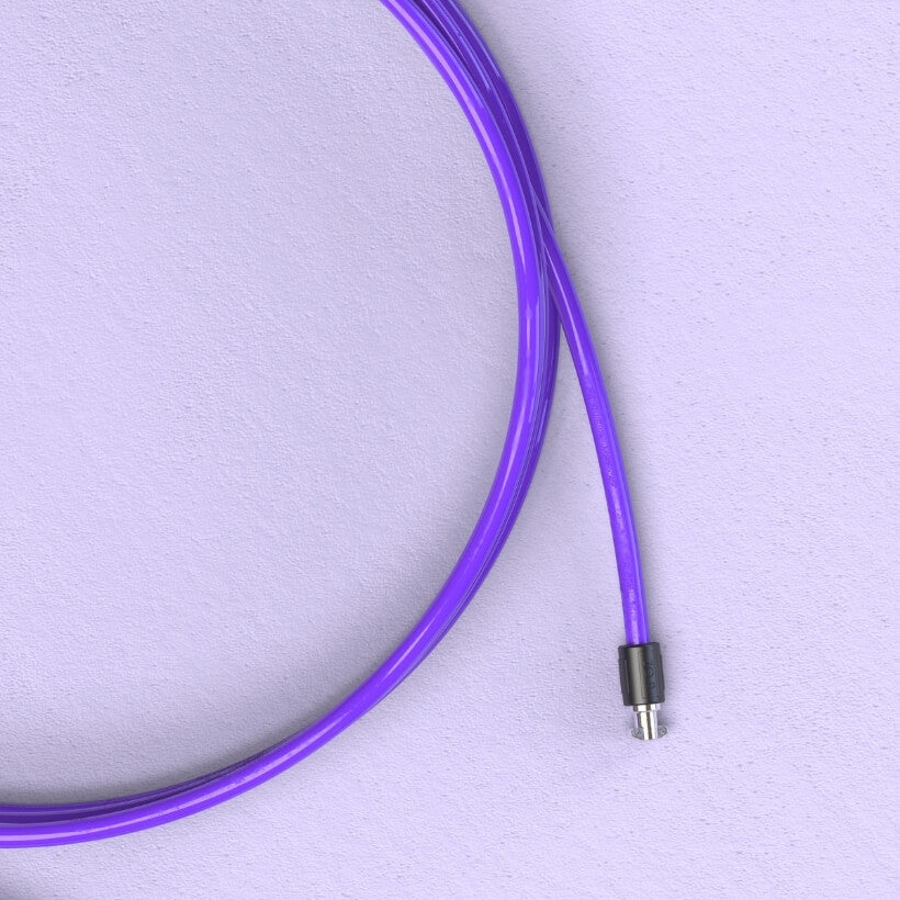 6 oz Speed Rope 6 oz Speed Rope auf violettem Hintergrund